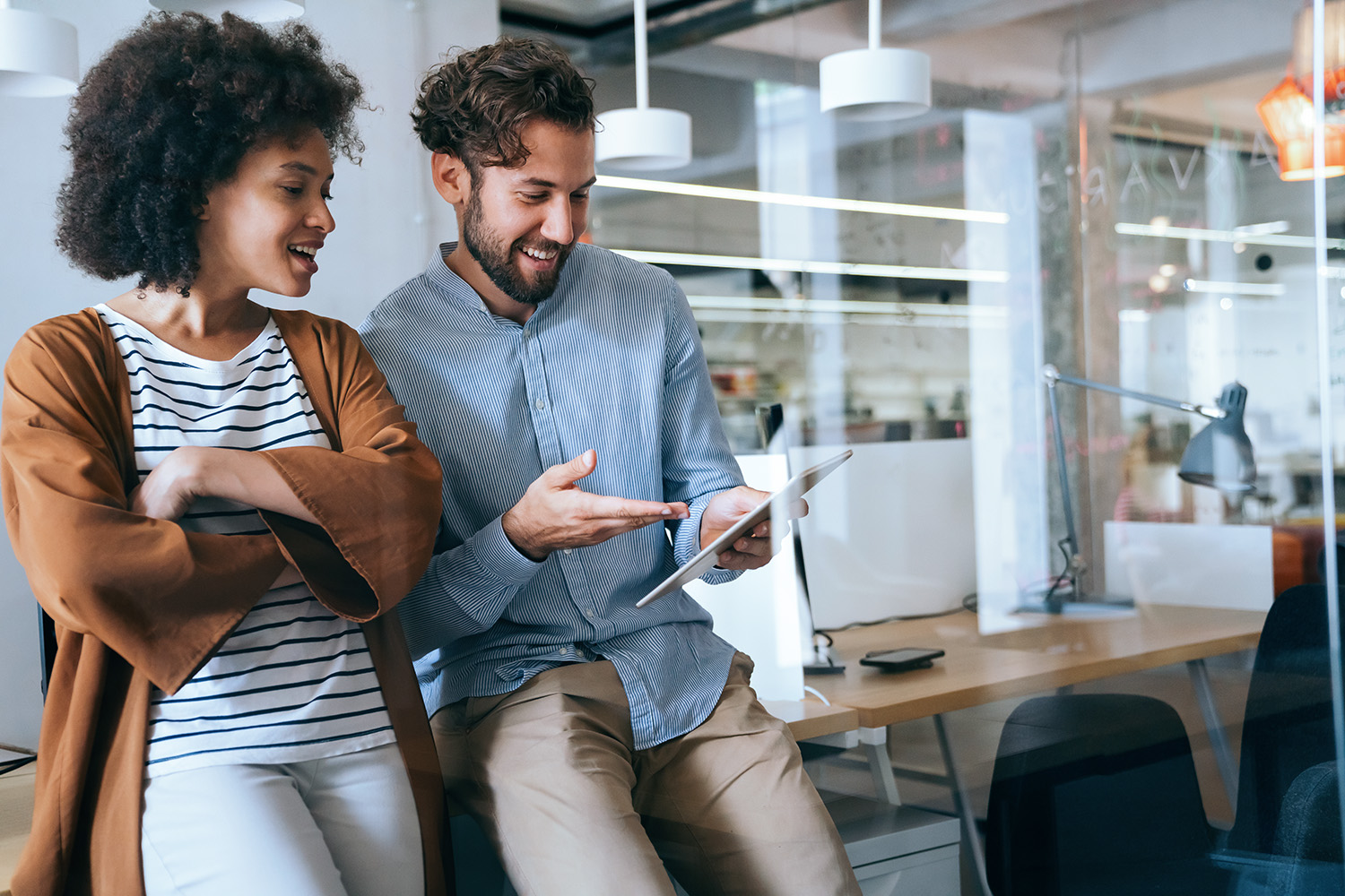 Junge Leute schauen gemeinsam auf ein iPad