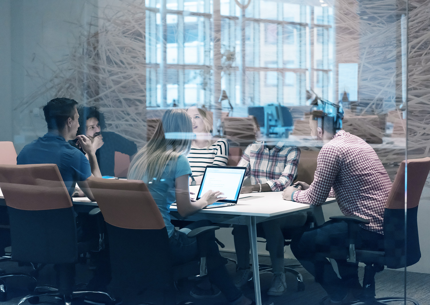 Junge Leute im Besprechungsraum